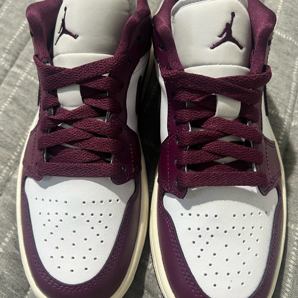 Air Jordan 1 Low in Sail/Bordeax/White